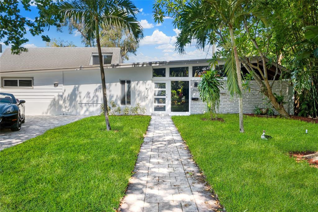 Nearly 400 modern and mid-century modern homes in Florida, offered by expert Realtor Tobias Kaiser