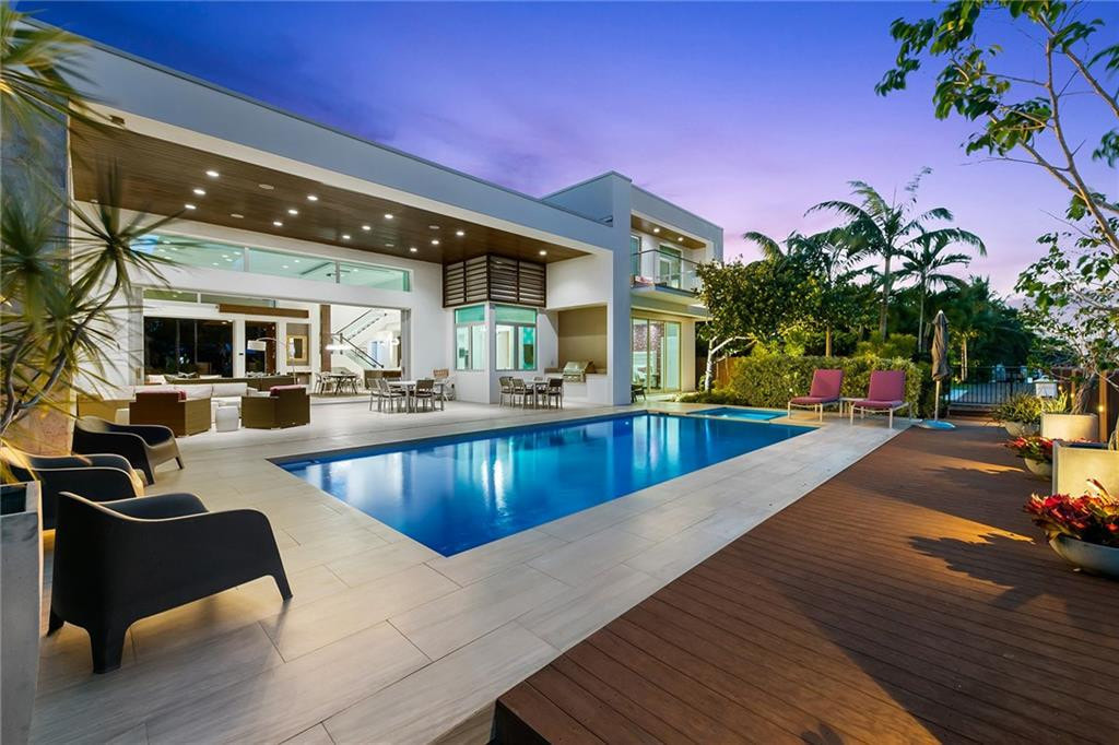 Waterfront modern homes in Florida - by modern architecture expert and real estate broker Tobias Kaiser at ModernFloridaHomes.com