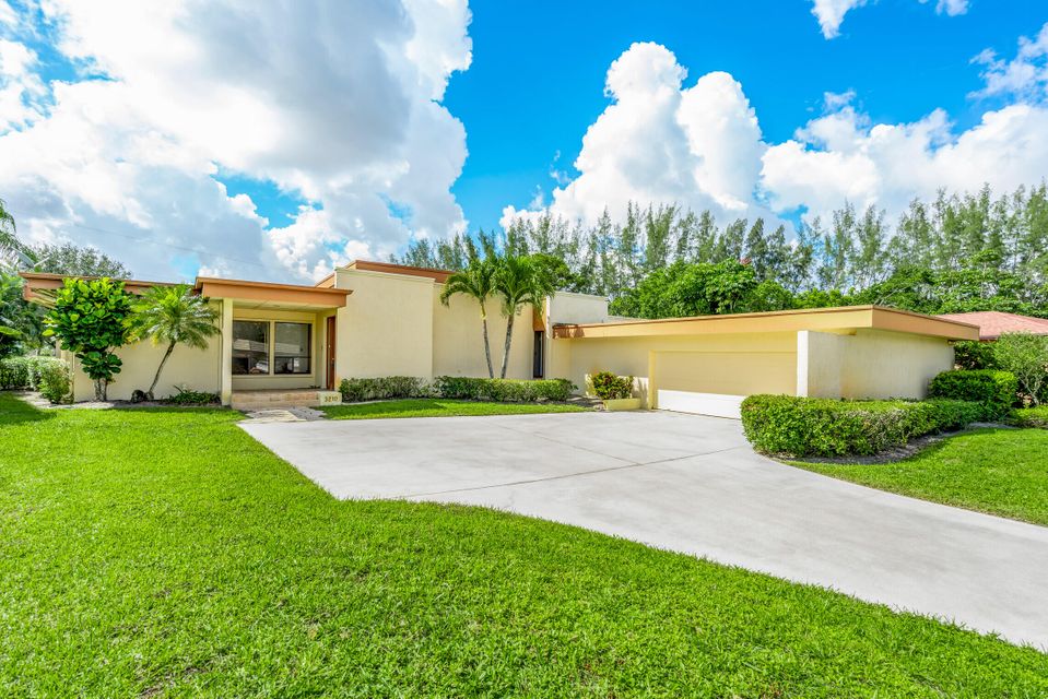 3/2.5 with pool and 4-car garage, 3950 sf (363 m2) under air on 13600 sf lot, built in 1975. – Overlooking a golf course, this home boasts a detached master suite w/access to the pool, a designated wing with 2 bedrooms and cabana bath, an open kitchen, a billiard room with wet bar, two office spaces, library, laundry room, 4 AC units and a 4-car garage. #616803, asking $550,000