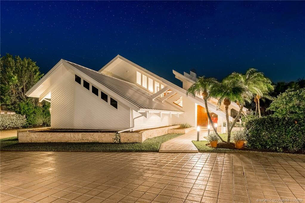 South Florida Modernist home with 4 bedrooms, 5 1/2 bathrooms, pool and 3-car garage. Approx. 4074 sf (375 m2) under air, built in 1982