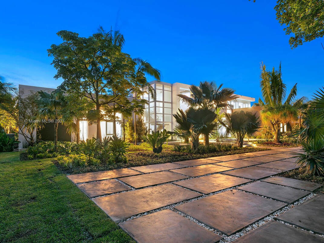 Luxury Modern home in South Florida: 8 bedrooms, 8 bathrooms, pool and 3-car garage. Approx. 9501 sf (874 m2) under air, built in 2022, asking $10.5m